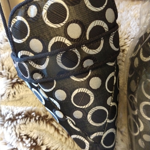 Dollhouse Pointy Toe Flats - Picture 3 of 6